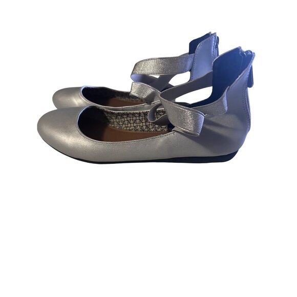 Daisy Fuentes Shoes - Daisy Fuentes silver flats zip back size 9